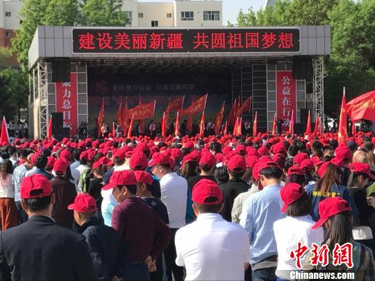 新疆昌吉州各单位、各市县及社会各界的公益服务组织开展形式多样的活动迎接“全民参与公益活动日”的到来。梁宏涛 摄