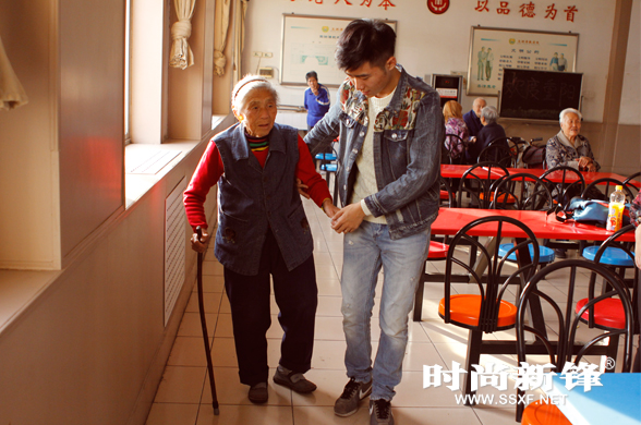 时尚新锋参加“关爱老人 服务社会”公益活动